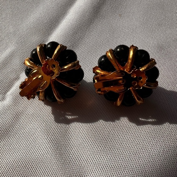 Vintage 50'S RICHELIEU Black Glass flower Clip back Earrings Beautiful - Picture 4 of 4